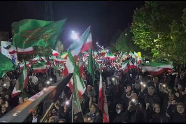 شعار امشب مردم: «سپاه صاحب زمان، دست خدا یارتان»