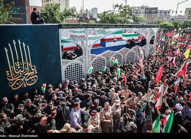 حرکت خودروی حامل پیکر امام شهید به خیابان آزادی و حرکت به‌سمت غرب