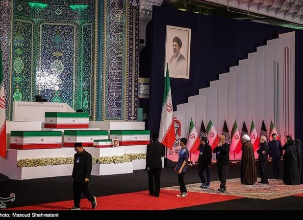 گزارش کامل ادای احترام مهمانان و مسئولان خارجی به پیکر امام شهید