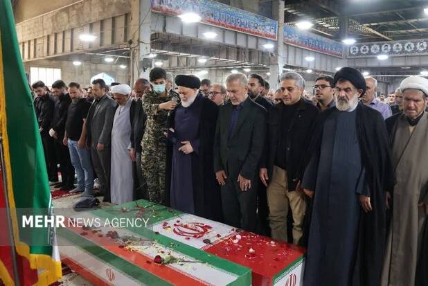 پیکر دوشهید والامقام «مرادی» و «فریاد» بر دستان مردم بهارستان تشییع شد