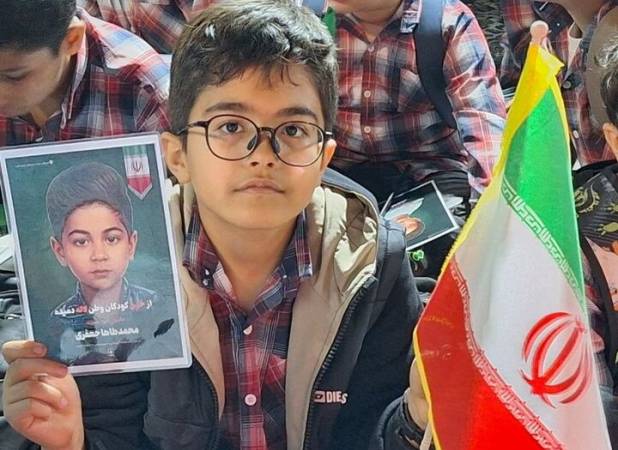 حضور پرشور دانش آموزان گناوه ای در تجمع مردمی به یاد شهدای دانش آموز