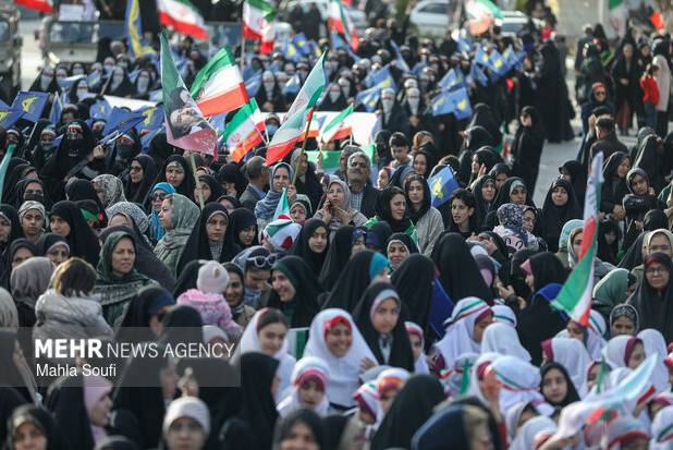 حضور دختران گالیکشی در تجمع شبانه