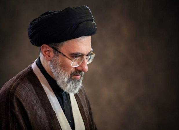 رهبر انقلاب: آنچه دشمن را امیدوار می‌سازد، برجسته‌سازی اختلافات است
