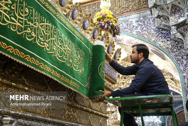تصاویری از آئین گل آرایی ضریح مطهر حضرت فاطمه معصومه سلام‌الله‌علیها