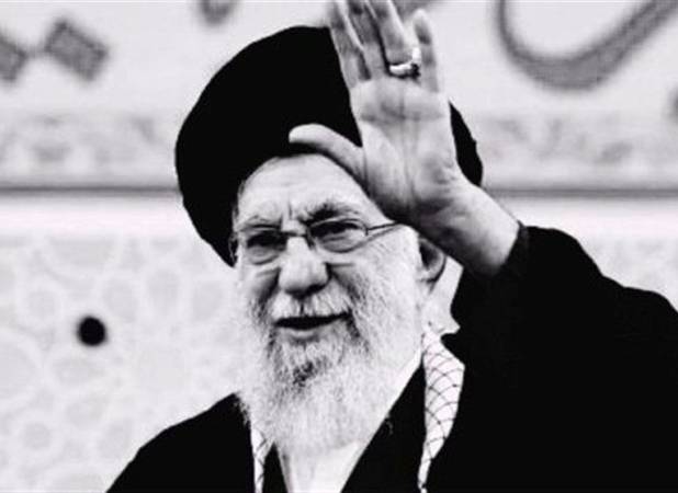 لحظه ورود پیکر قائد شهید به مراسم وداع +فیلم