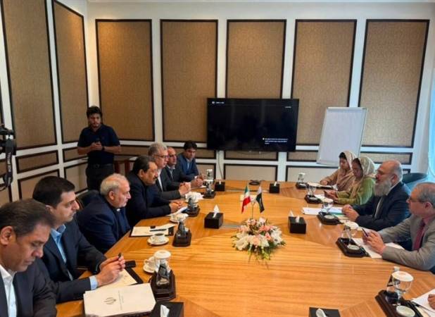 وزیر صمت خواستار پیگیری مشکلات کانتینرهای ایرانی در بندر کراچی شد