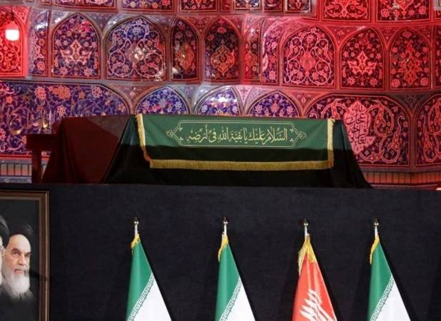 ادای احترام علمای قم بر پیکر رهبر شهید+فیلم