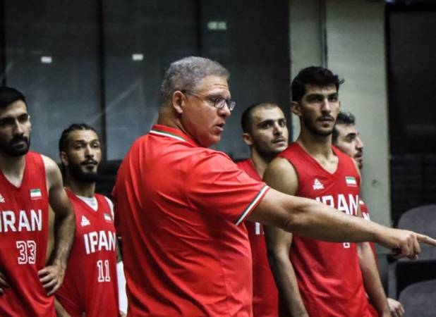 سرمربی یونانی تیم ملی بسکتبال وارد تهران شد