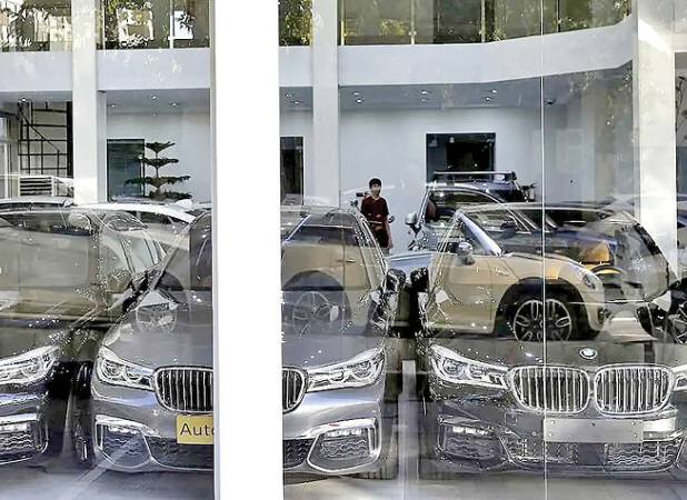 اختلاف بر سر اولویت‌بندی منابع ارزی/ هشدار درباره هزینه ارزی خودروهای گران‌قیمت و لوکس/ دولت از محل واردات خودرو کسب درآمد می‌کند؟