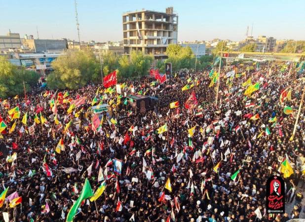 اقامه نماز بر پیکر رهبر شهید توسط حضرت آیت‌الله حکیم