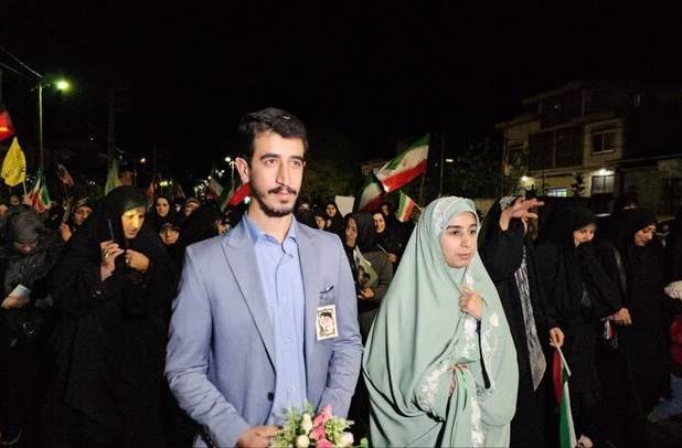 جشن ازدواج در راهپیمایی شبانه رامسر