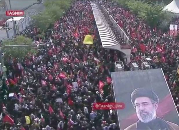 ببینید| در مسیر تشییع، جای سوزن انداختن نیست