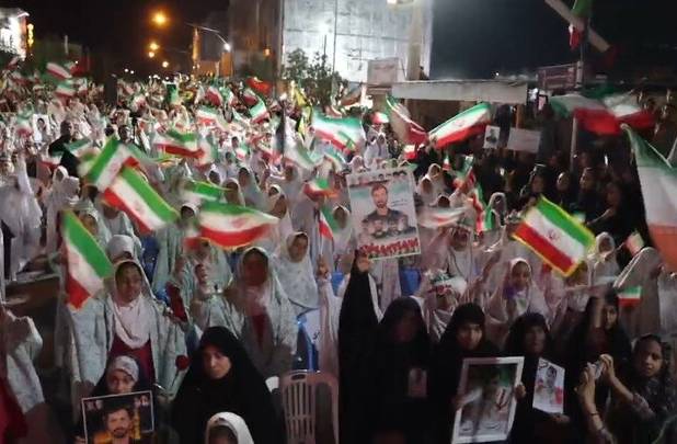 تجمع دانش‌آموزان همراه با والدین به یادشهدای دانش آموز میناب در خورموج
