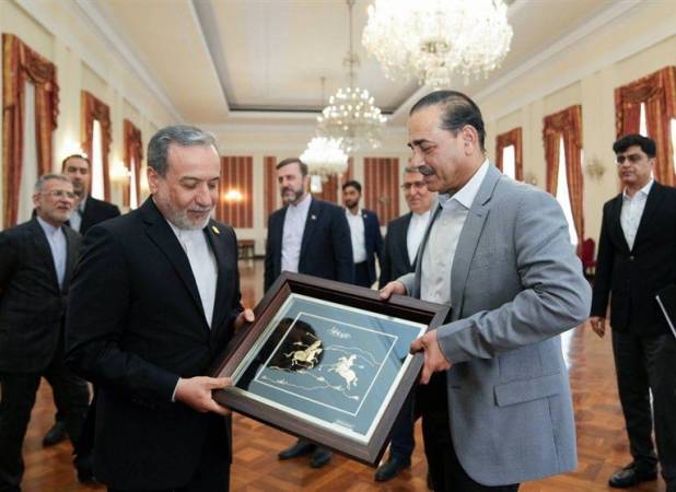 اهدای تابلوی ورزش کهن ایران به فرمانده ارتش پاکستان