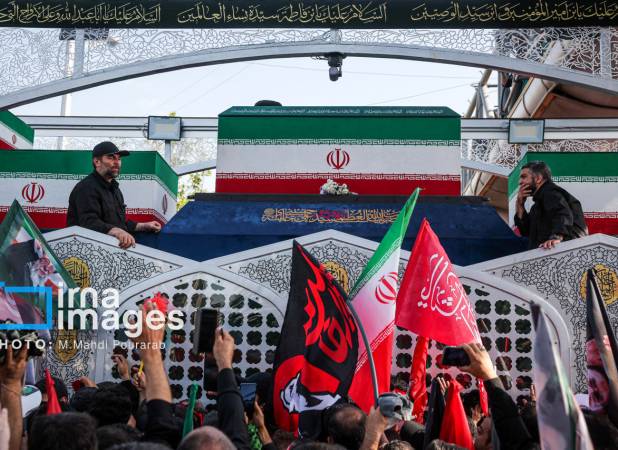 لحظاتی از انتقال پیکر رهبر شهید به حرم مطهر رضوی 