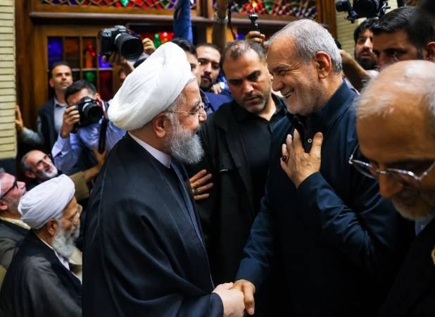 دیدار پزشکیان و روحانی در مراسم ختم احمد ناطق نوری +عکس