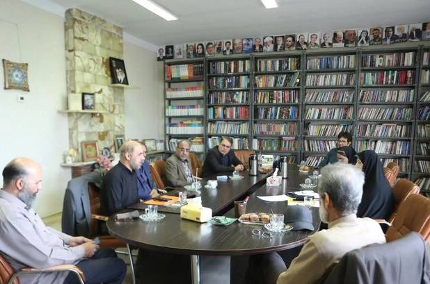 اصحاب قلم فاصله بین میدان تا سیاست را کوتاه می‌کنند