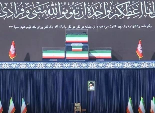پیکر مطهر امام شهید به صحن مصلی آمد