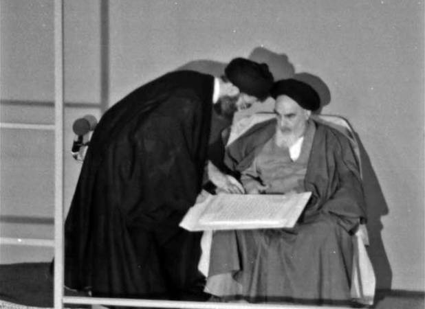 امام در حکم تنفیذ آیت‌الله خامنه‌ای، چه واژه‌هایی برای نام بردن ایشان به کار گرفته‌اند؟
