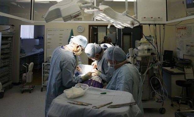 تصاویری از وضعیت عجیب یک اتاق عمل در لحظه وقوع زلزله 7 ریشتری+ فیلم
