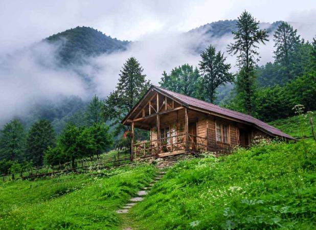 سفر اقتصادی به خنکای کلبه چوبی در دل ماسال در دل تابستان
