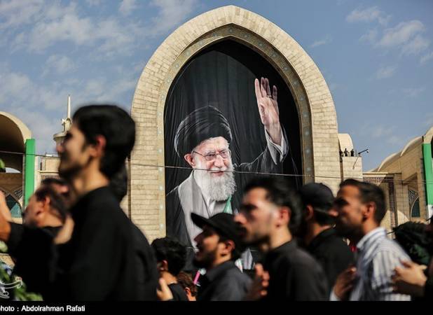 قابی ماندگار از پیکر مطهر رهبر شهید در مصلی امام خمینی(ره)