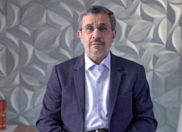 عکس قدیمی از دوچرخه سواری محمود احمدی نژاد با تیپ متفاوت