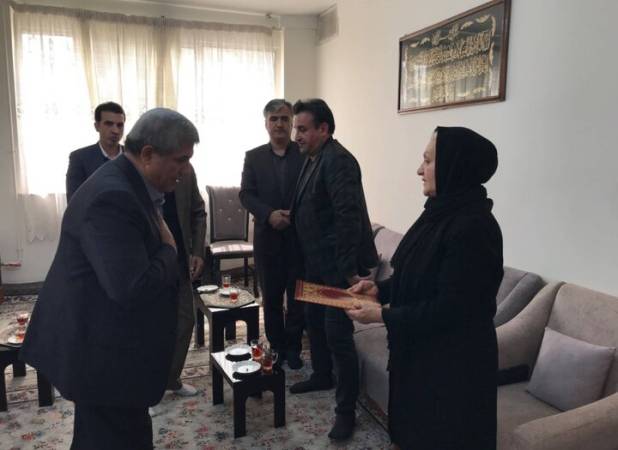 دیدار معاون استاندار کردستان با خانواده‌های شهدای جنگ رمضان