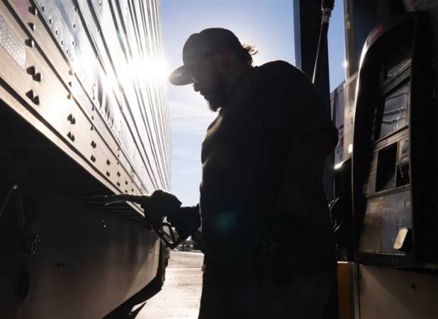 انجمن خودروی آمریکا: قیمت بنزین برای این موقع از سال بی‌سابقه ‌است