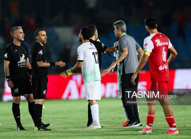 لگد زدن هافبک ذوب‌آهن به درِ اتاق داوران پس از بازی با پرسپولیس!