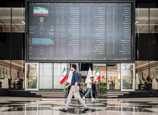 اتفاقی متفاوت در بورس تهران/ معادله سنتی تغییر کرد/ چرا رشد نرخ دلار لیدری بازار را تغییر داد؟