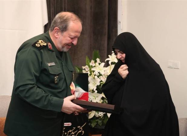 دیدار سرپرست وزارت دفاع با خانواده شهدای جنگ رمضان