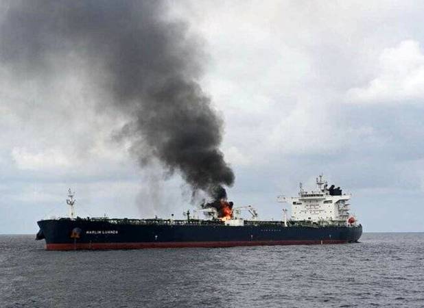 ​حمله موشکی به یک کشتی نفتکش/ کشتی‌های منطقه فراری شدند