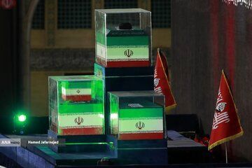 عکسی از فرزندان آیت‌الله سیستانی، در حرم امام علی(ع) برای شرکت در مراسم تشییع رهبر شهید