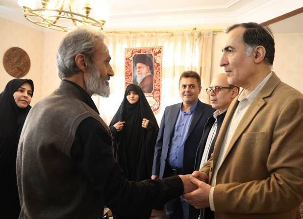 شهدا تاریخ سازان کشور هستند