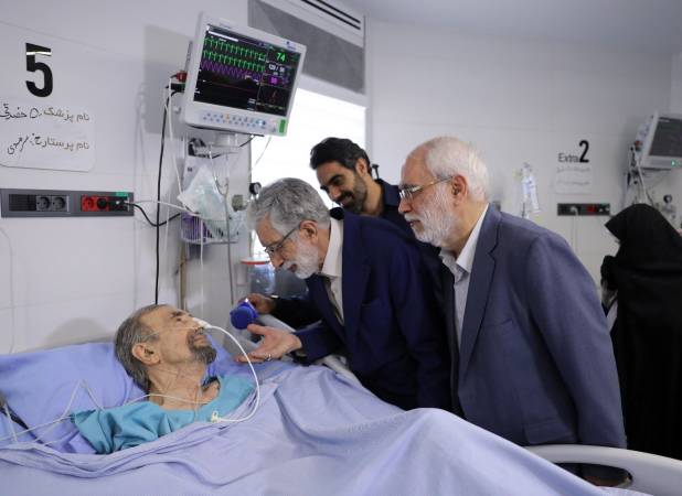 عیادت نمایندگان رهبر انقلاب از موسوی گرمارودی