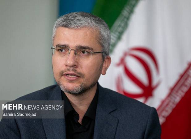نماینده مجلس: هنوز لباس ترامپ بوی غذای هواپیما می‌دهد آن‌وقت ادعای تصاحب تنگه هرمز را می‌کند!