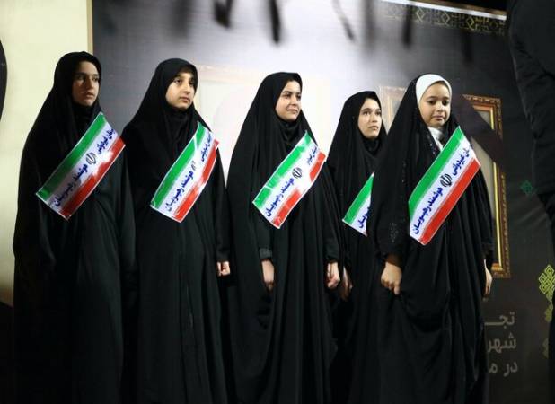 اجرای سرود ایران توسط دانش آموزان فومنی در تجمع شبانه