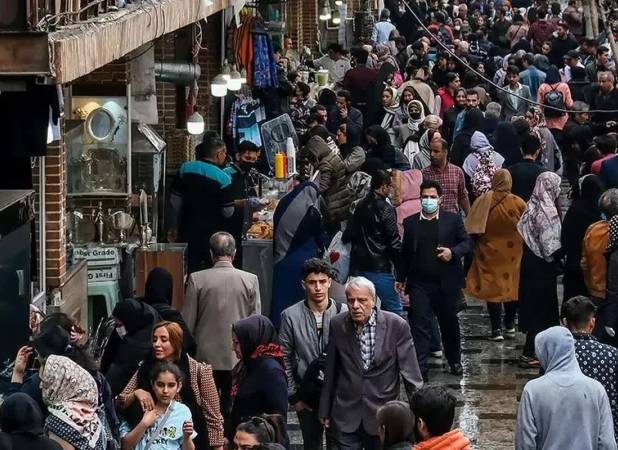 آمار جدید از تعداد جمعیت ایران |  بُعد جمعیت هر خانوار به کمترین حد ممکن از دهه ۳۰ به این سو رسیده است  | بیشترین وفات‌ها در چه فصلی رخ داد؟