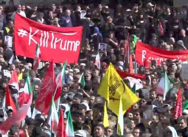 پرچم کشتن ترامپ در مراسم وداع با رهبر شهید