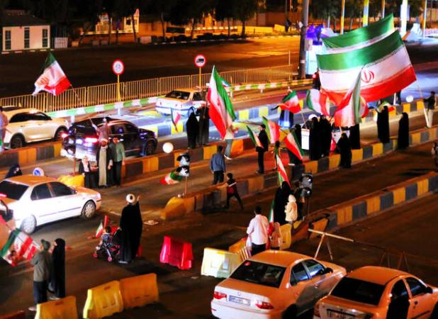 استقبال و بدرقه زائران توسط طلاب در عوارضی قم-تهران