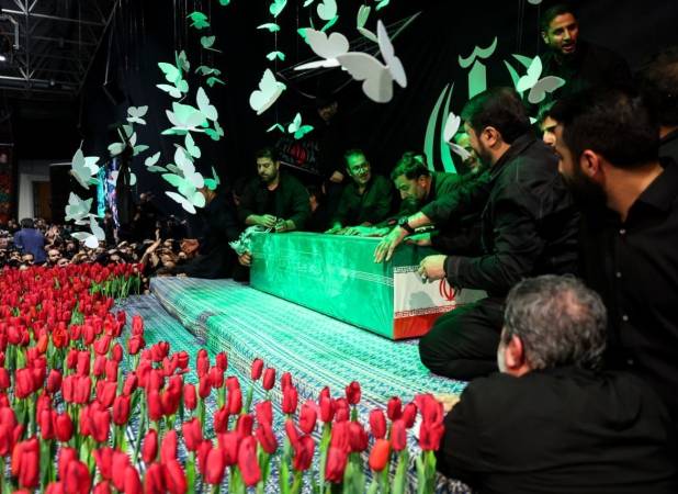 عکسی از سردار وحیدی در مراسم وداع با پیکر رهبر شهید انقلاب
