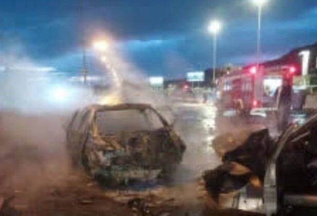 برخورد پژو ۴۰۵ و پارس در جاده اراک- قم منجر به آتش‌گرفتن خودروها شد