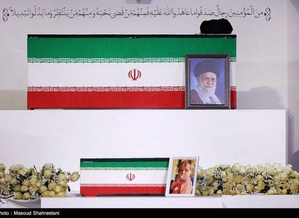 لحظه بوسیدن تابوت رهبر شهید انقلاب توسط برادرشان سیدهادی خامنه‌ای + فیلم