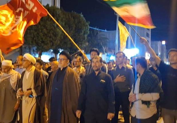 حضور اتباع افغانستانی مقیم گناوه در راهپیمایی شب اربعین رهبر شهید