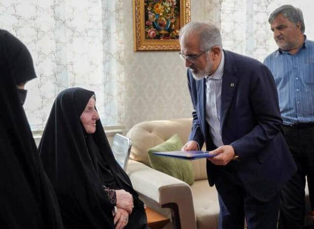 ادای احترام مدیرعامل بانک مسکن به مقام شامخ سپهبد شهید پاکپور