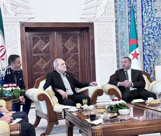 استقبال وزیر کشور الجزایر از پزشکیان در فرودگاه الجزیره