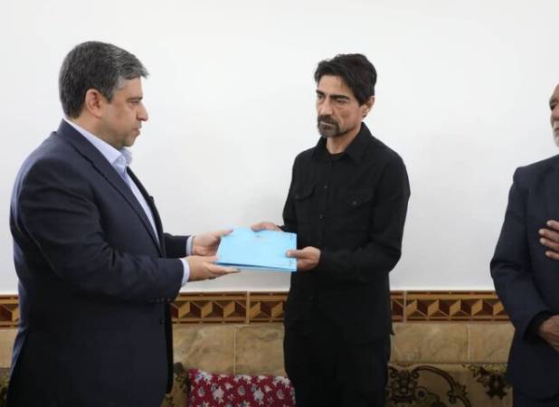 تجلیل استاندار اردبیل از خانواده سه شهید پارس‌آباد
