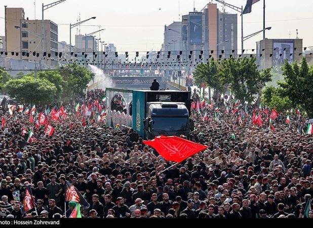 حضور فرزندان رهبر شهید در مراسم چهلمین روز تشییع و تدفین + فیلم