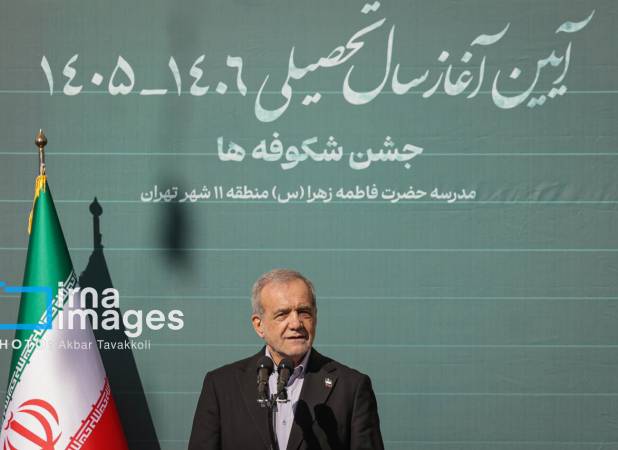 لحظه نواختن زنگ آغاز سال تحصیلی جدید توسط پزشکیان+ فیلم